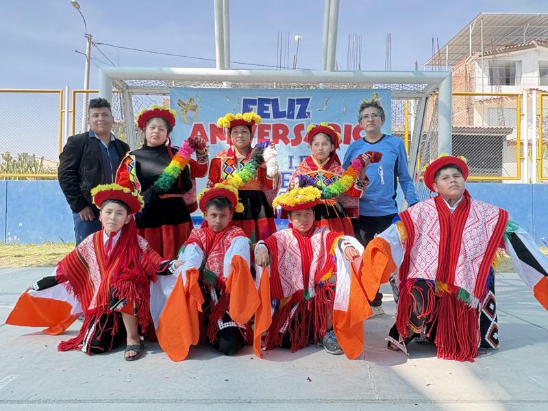 Estudiantes con trajes típicos en el aniversario del colegio