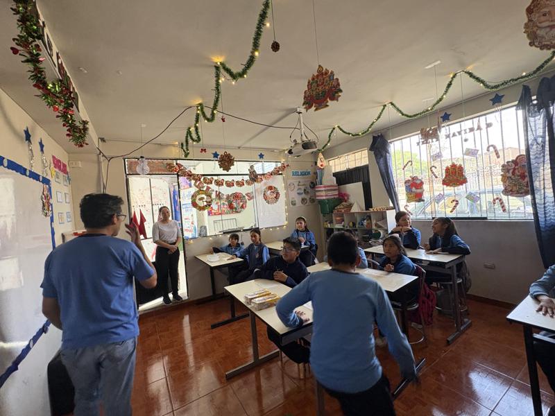 Docente con estudiantes en el aula