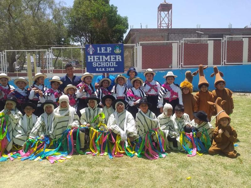 Estudiantes con trajes típicos