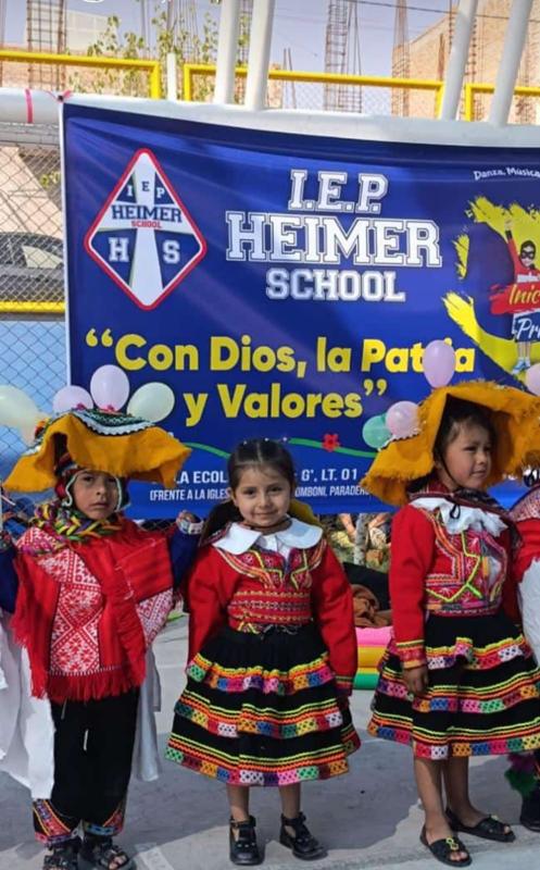 Niñas de inicial con el lema Con Dios, la Patria y Valores
